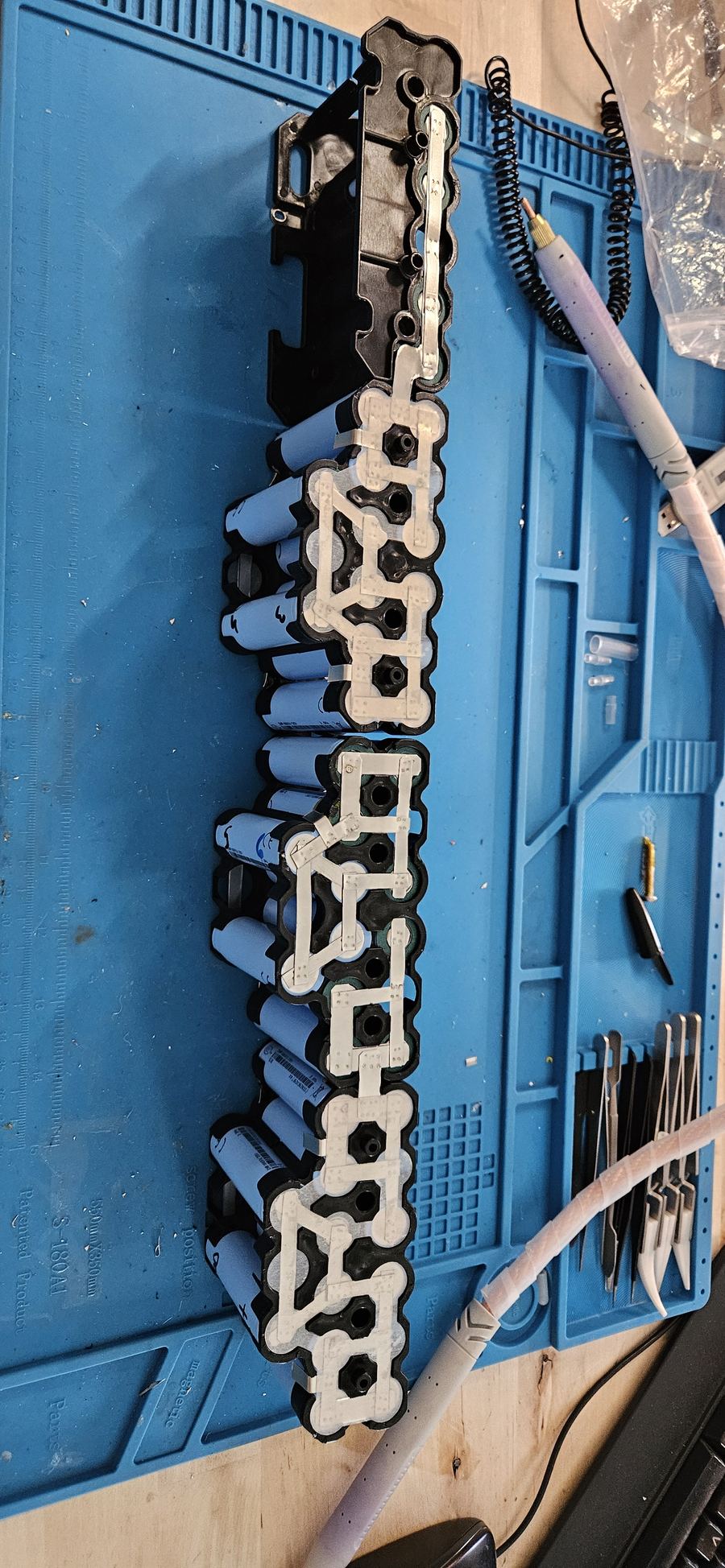 Assemblage d'un pack avec bandes de nickel soudées par points sur supports de cellules