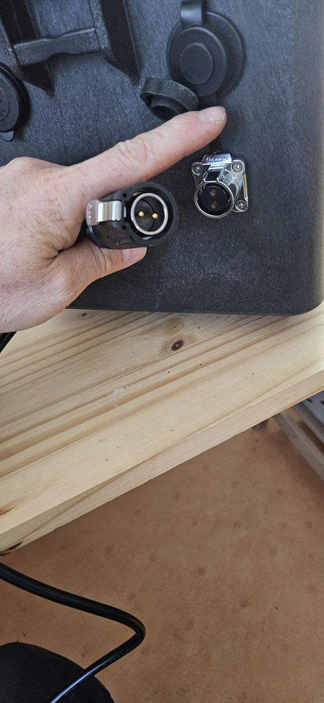 Connecteur de charge étanche verrouillable monté sur une station d'énergie