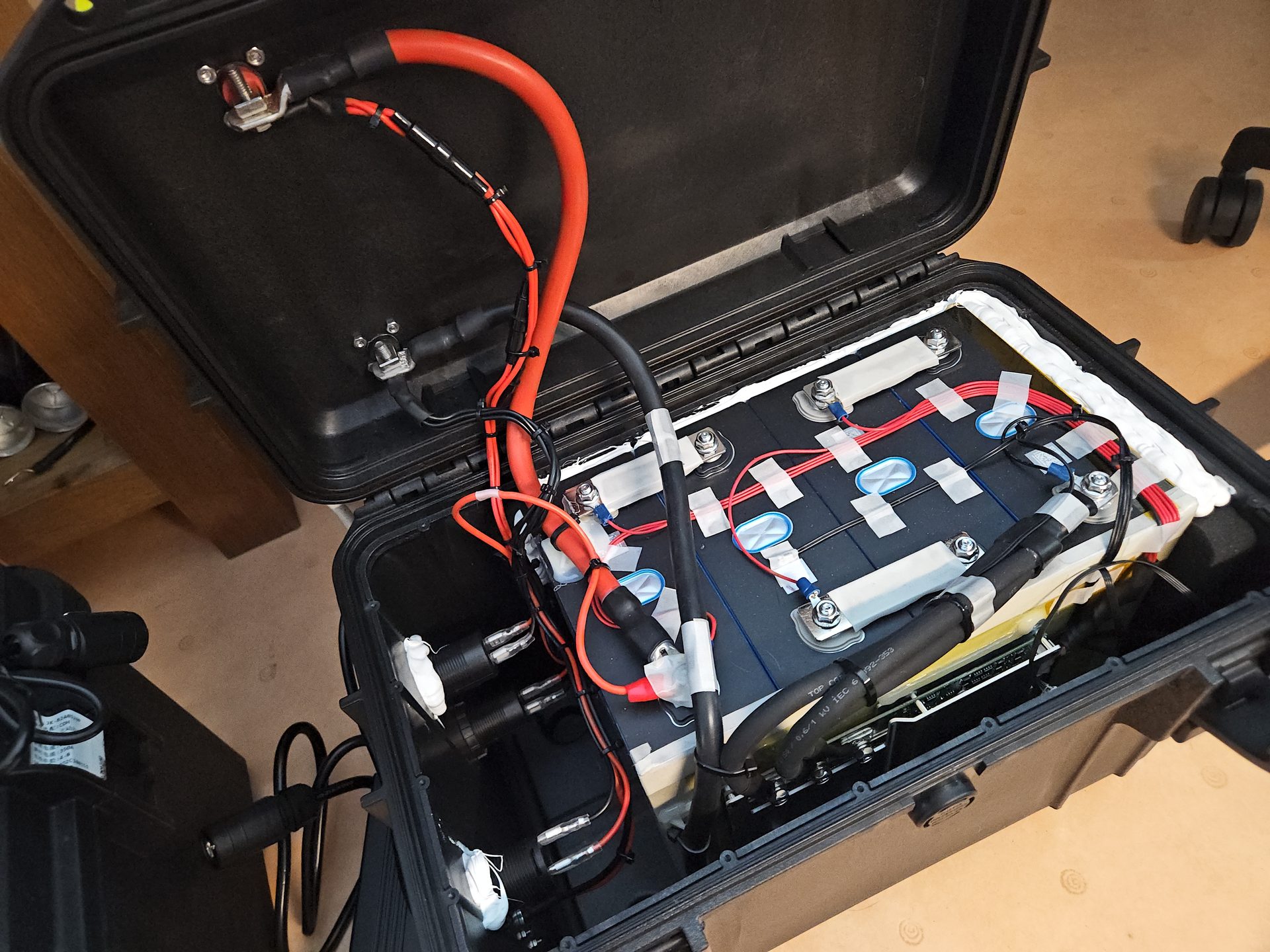 Station d'énergie LiFePO4 en cours d'assemblage dans l'atelier Batterie Répare à Carquefou