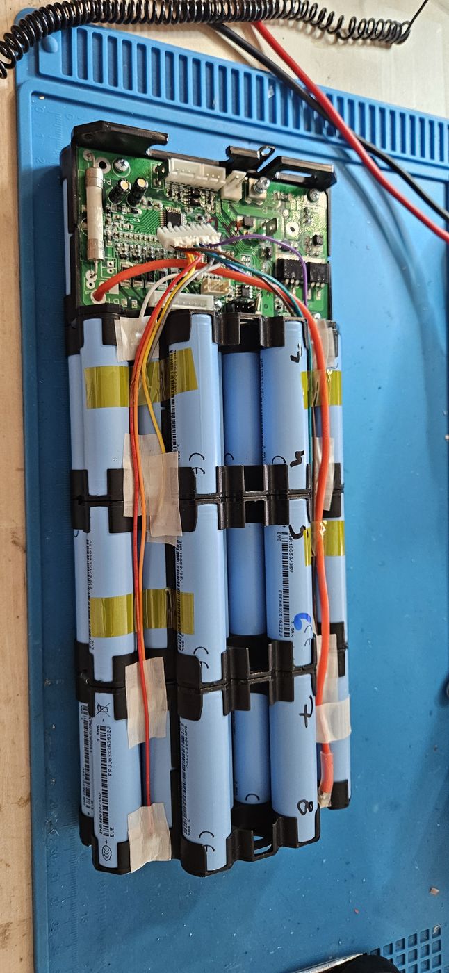 Pack de batterie VAE ouvert avec BMS et cellules EVE 18650 en cours de réparation