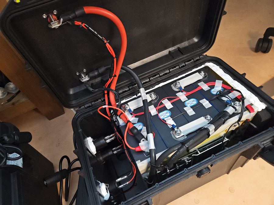 Intérieur d'une station LiFePO4 en valise avec barres de liaison et câblage protégé