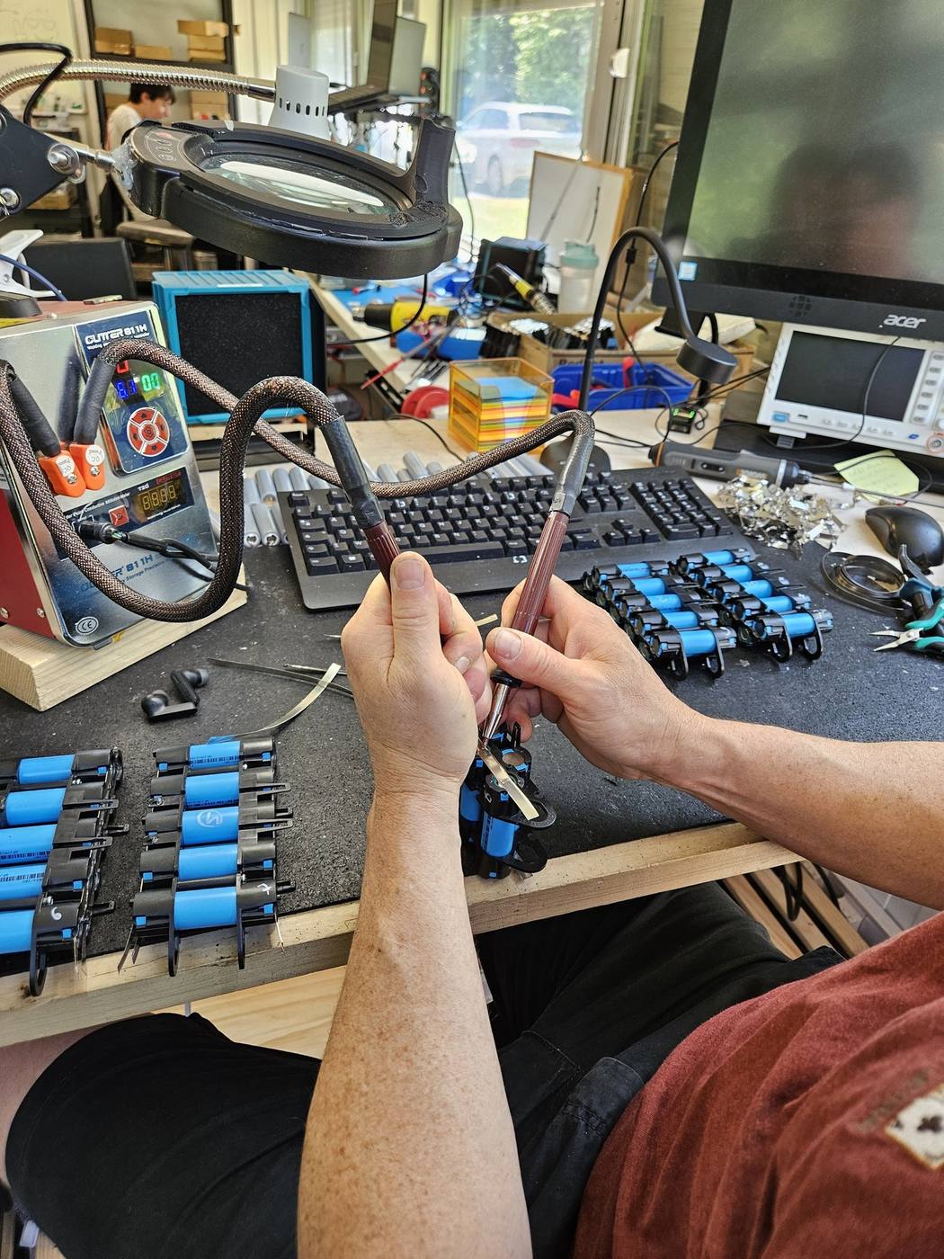 Atelier de soudure de batteries